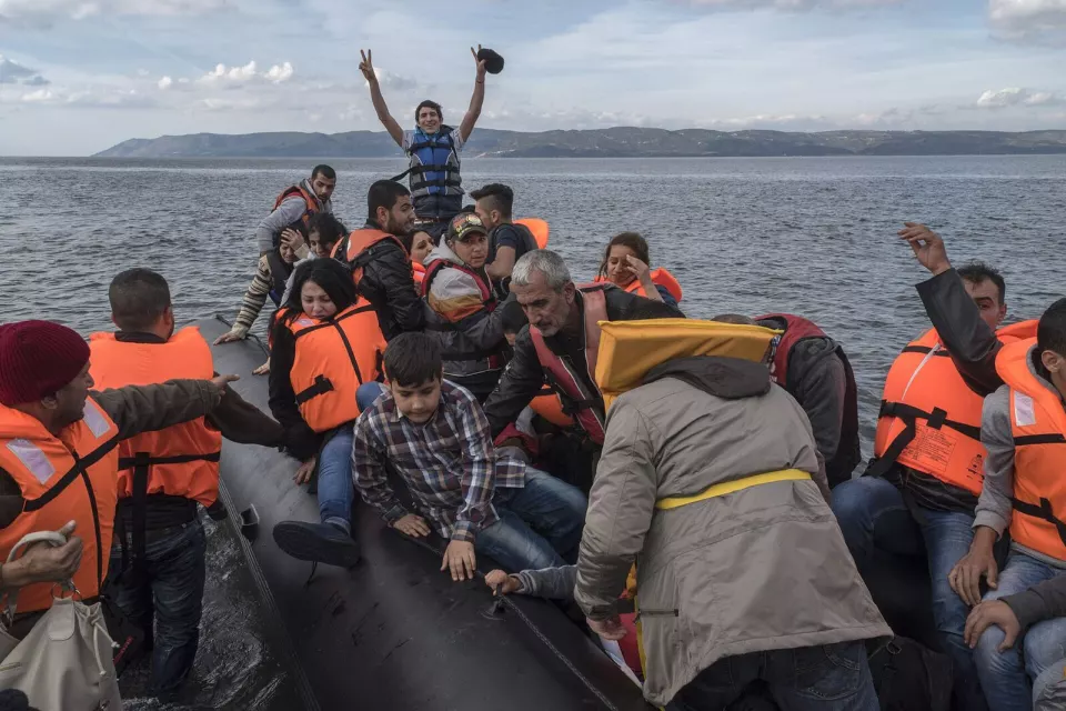 İnsanlarla dolu şişme bir bot Midilli kıyısına yanaşıyor