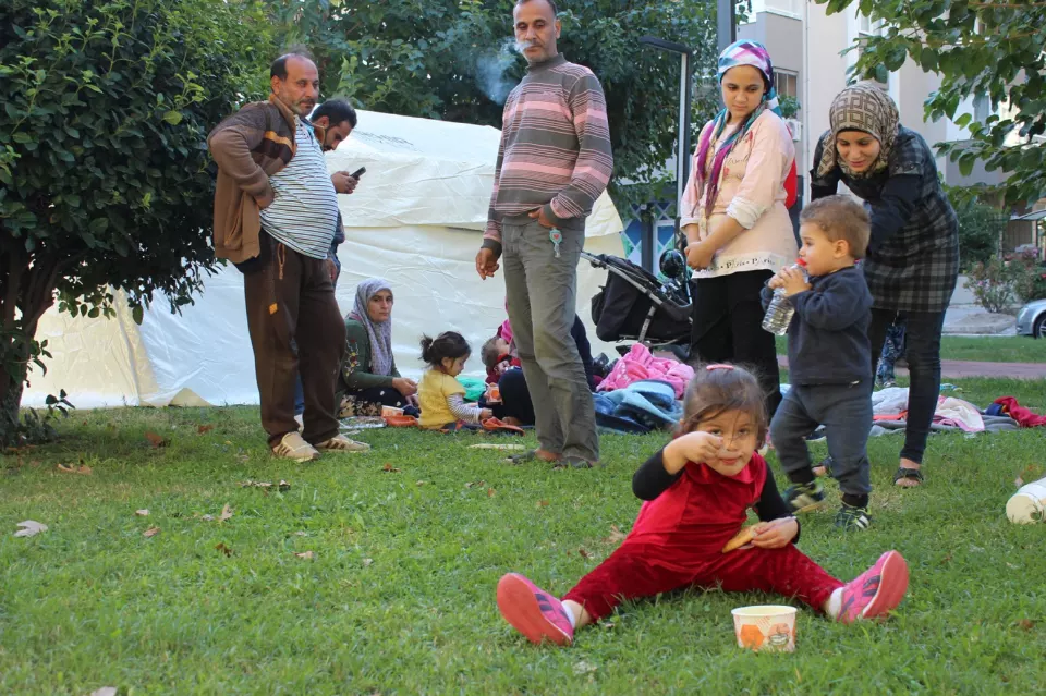 İzmir depreminden sonra çadırlarda kalan insanlar