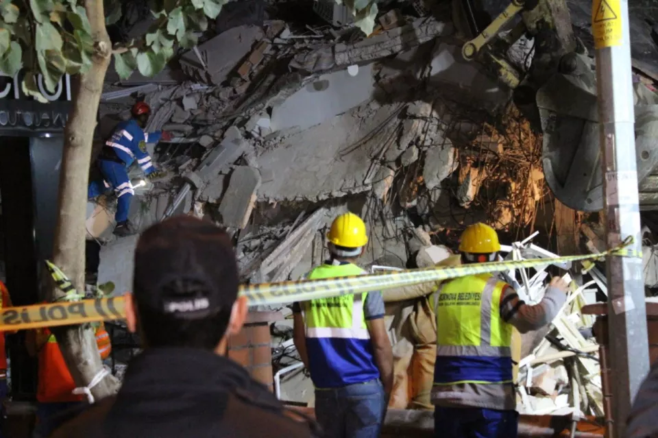 İzmir depreminden sonra yıkılan bir binada arama kurtarma çalışması