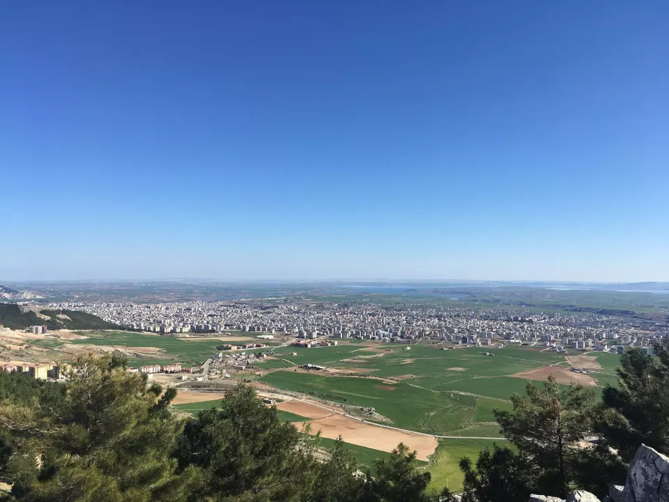 Tepeden Adıyaman şehir merkezinin genel görünümü