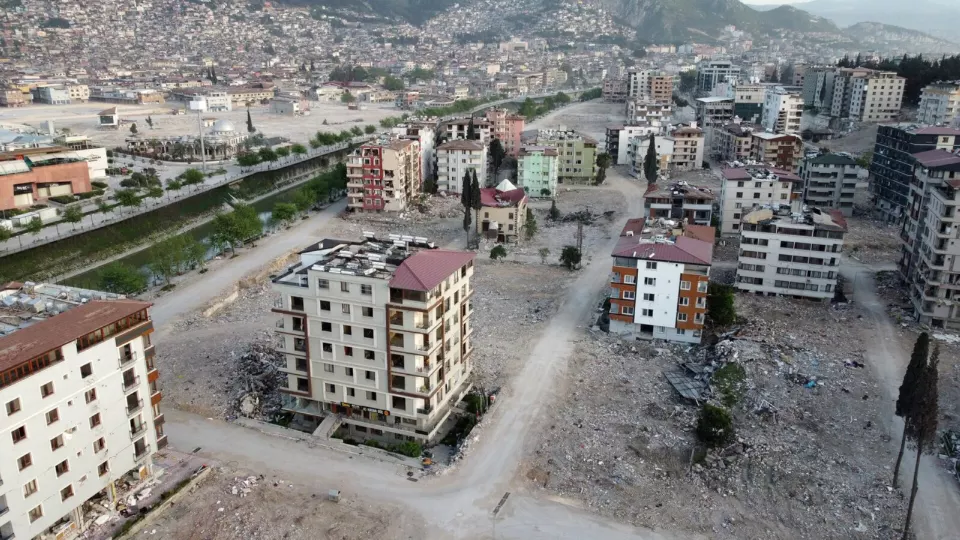 Depremden sonra yıkılmış binalarla Antakya şehir merkezi