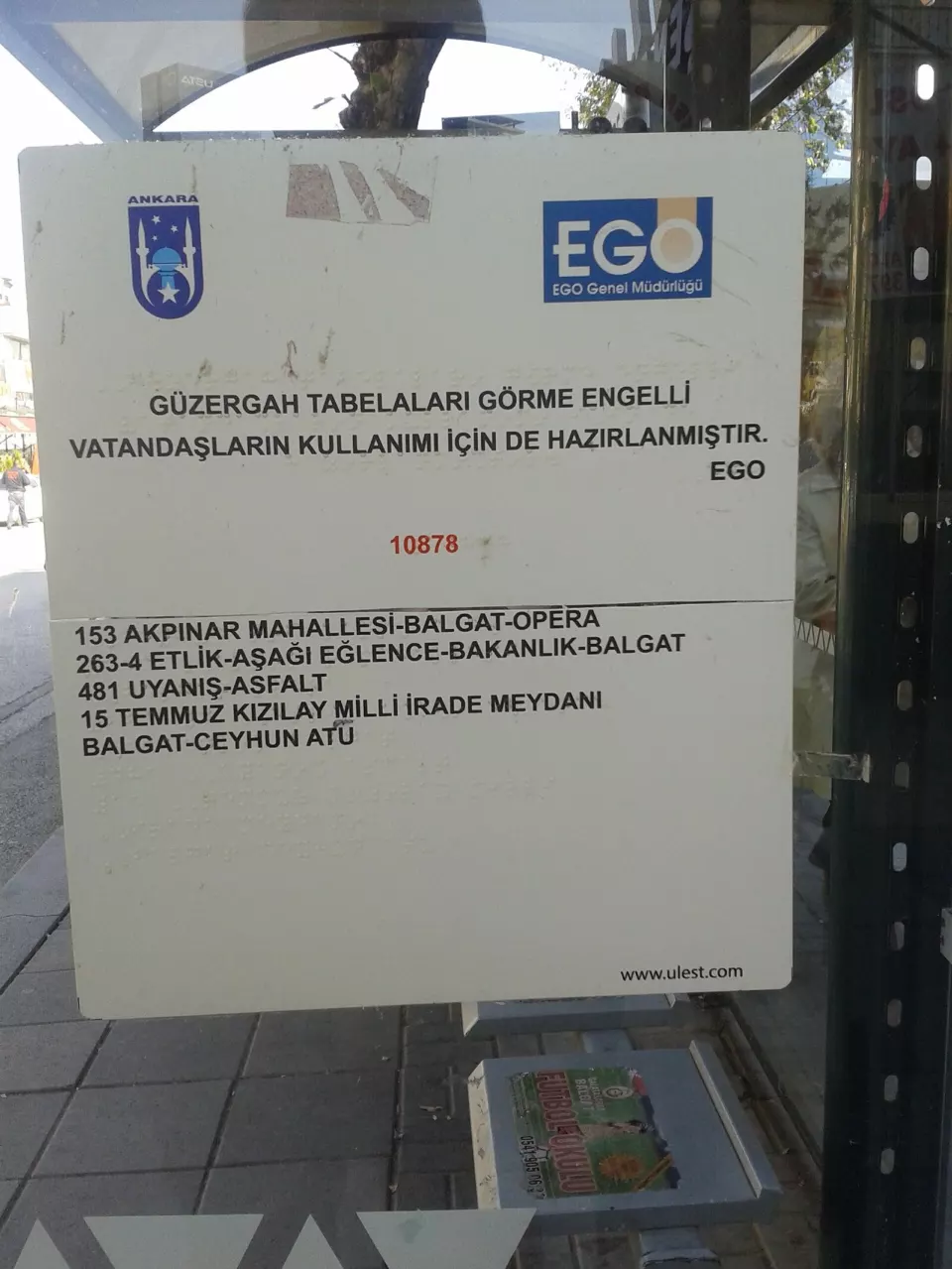 Durak tabelasında Braille kabartma yazı