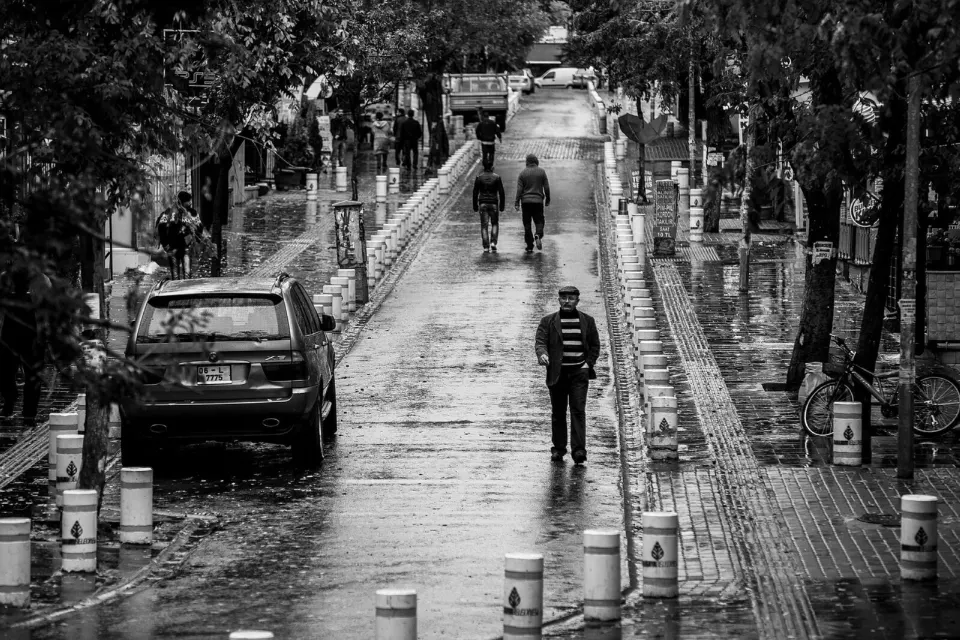 Çankaya'da apartmanlar ve ağaçlarla bir mahalle görünümü