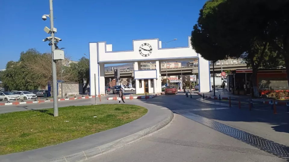 İzmir Bornova'da Ege Üniversitesi Hastanesi'nin giriş kapısı