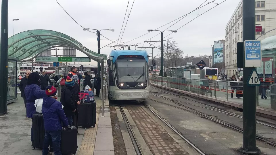 Eminönü'nde T1 hattının tramvay durağı ve raylar