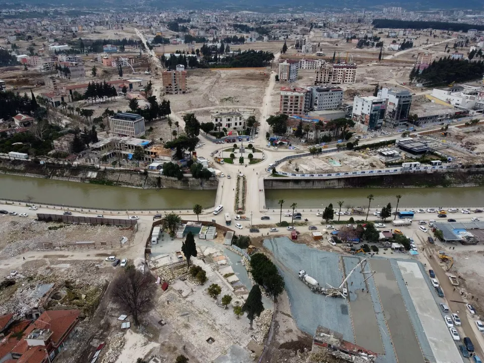 Enkazı kaldırılmış Antakya şehir merkezinde boş arsalar