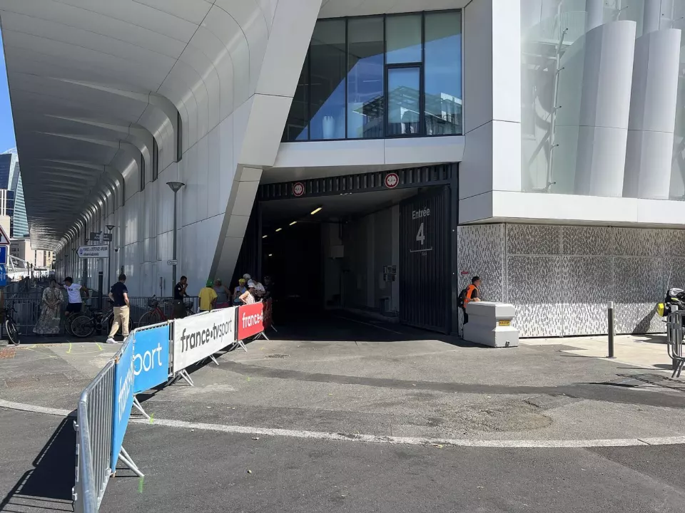 Paris La Défense Arena salonunun giriş kapısı
