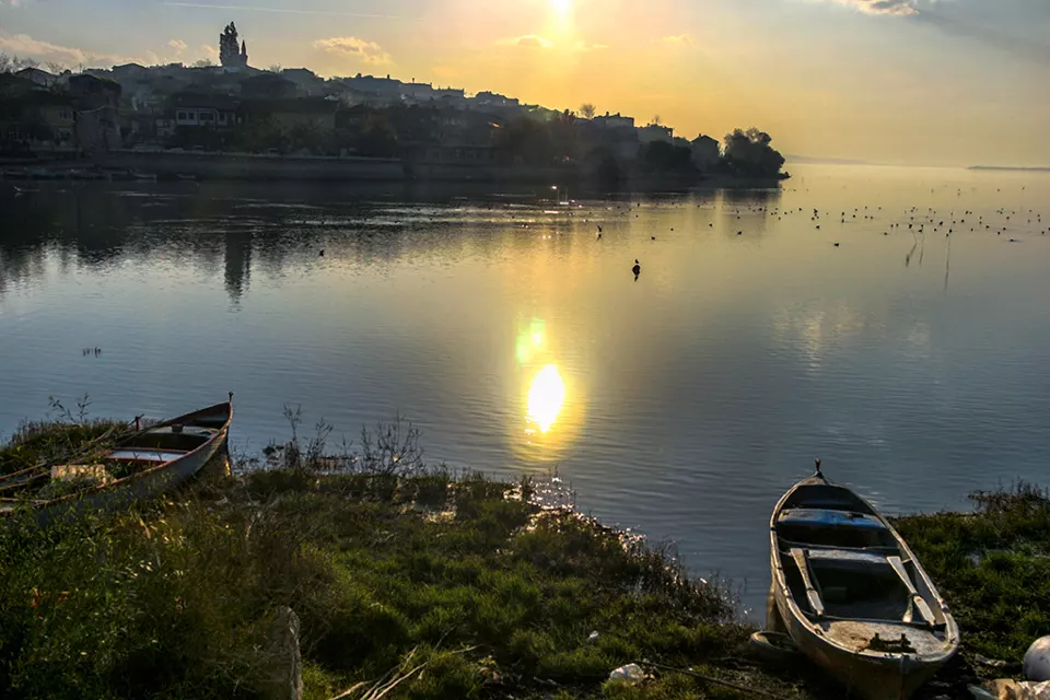 Uluabat Gölü kıyısında bağlı balıkçı kayıkları