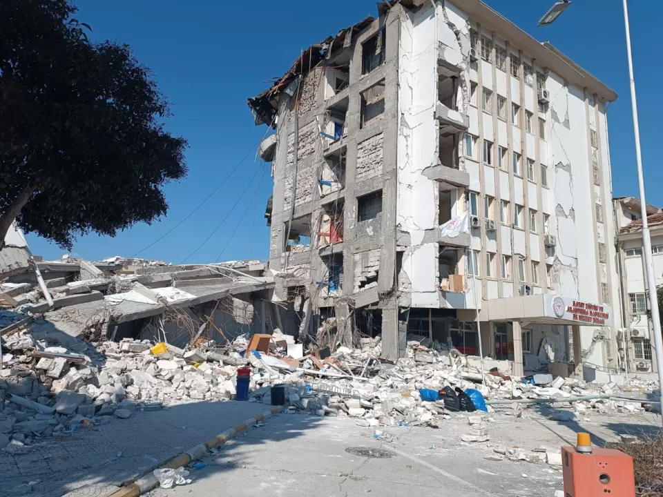 Depremden sonra Hatay Eğitim ve Araştırma Hastanesi binası