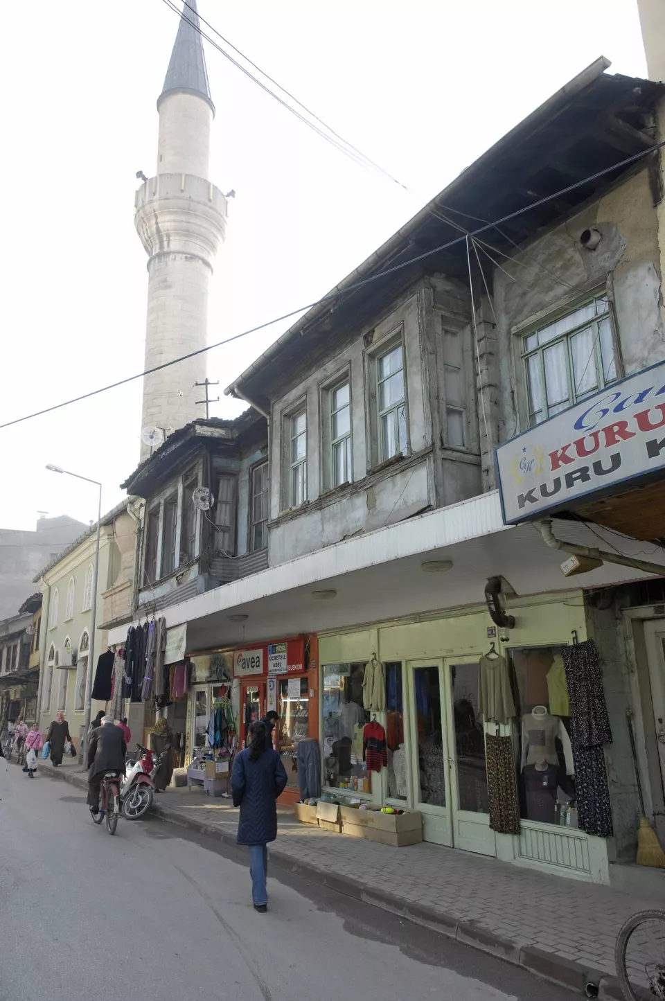 İnegöl'de eski bir ev ve cami minaresi