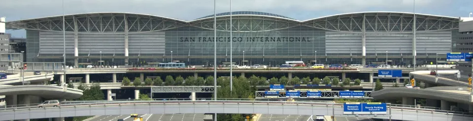 San Francisco Havalimanı dış hatlar terminalinin cam ve çelik cephesi