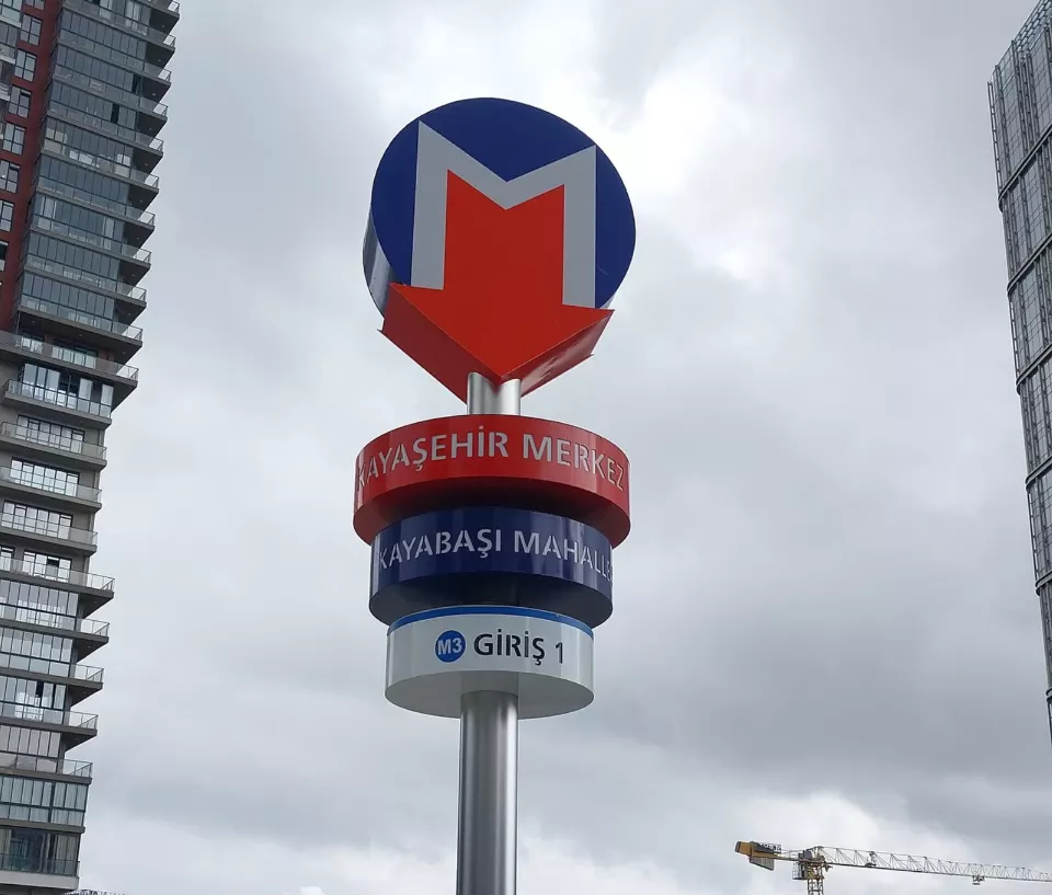 Kayaşehir yazılı yönlendirme totemi