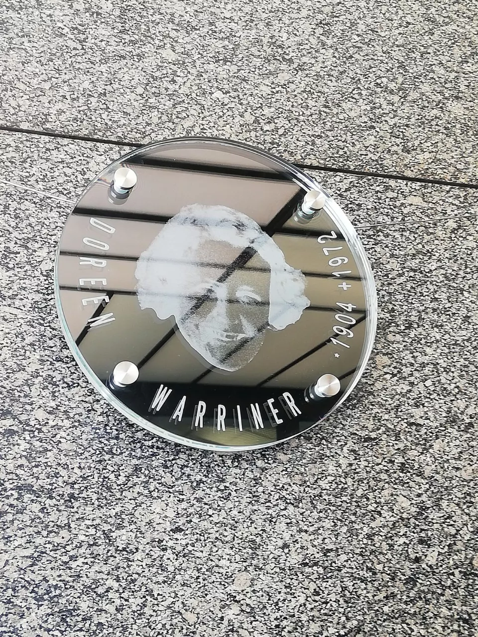 Bir bina duvarında yazılı metal anma plaketi