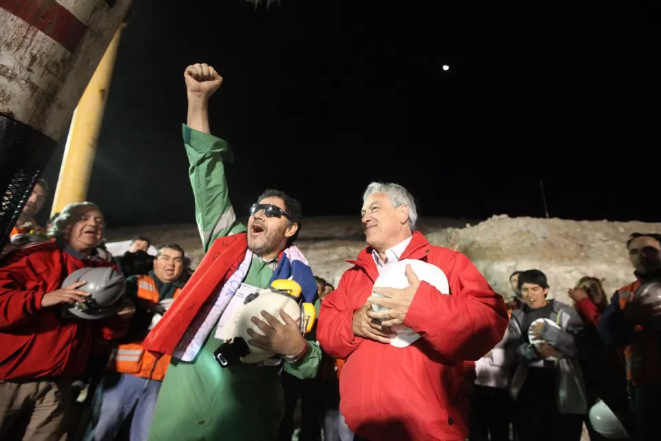 Luis Urzúa ve Sebastián Piñera kurtarmadan sonra sevinç içinde