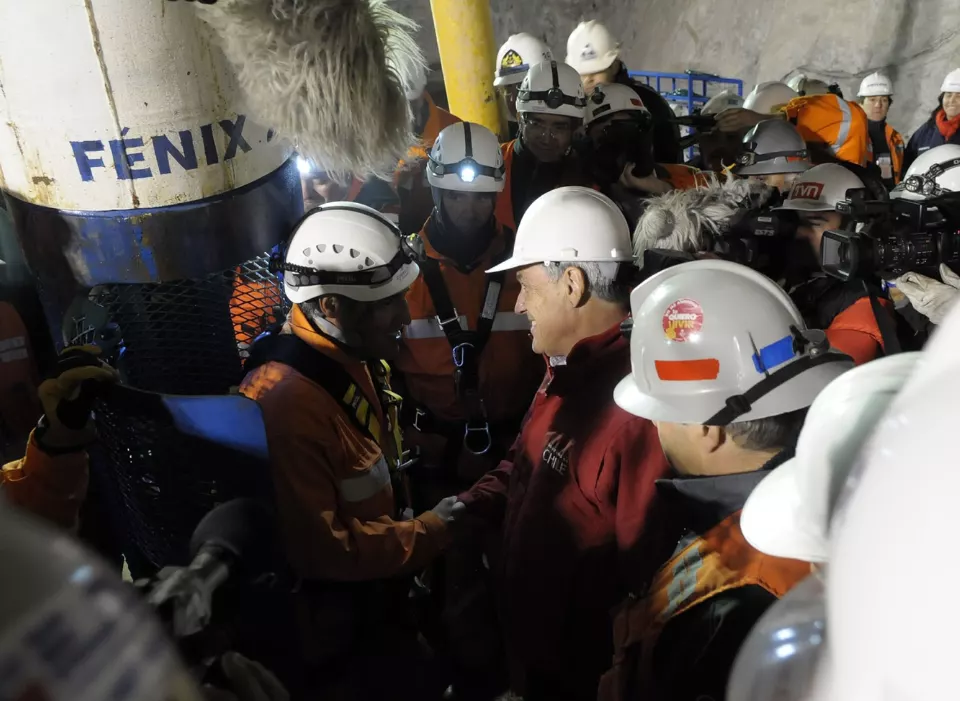 Kasklı kurtarma uzmanı Fénix kapsülünün yanında