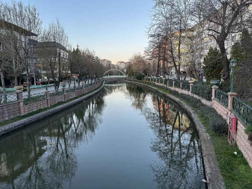 Eskişehir'in ortasından akan Porsuk Çayı ve kıyısındaki binalar