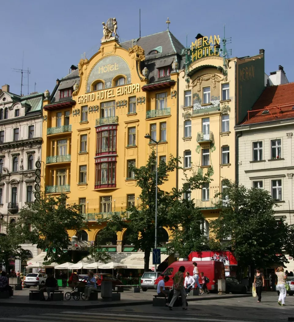Süslü cepheli eski bir otel binası ve önündeki meydan