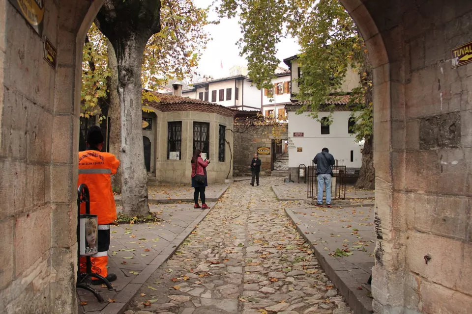 Safranbolu'da yamaca dizilmiş, beyaz sıvalı ahşap cumbalı eski evler