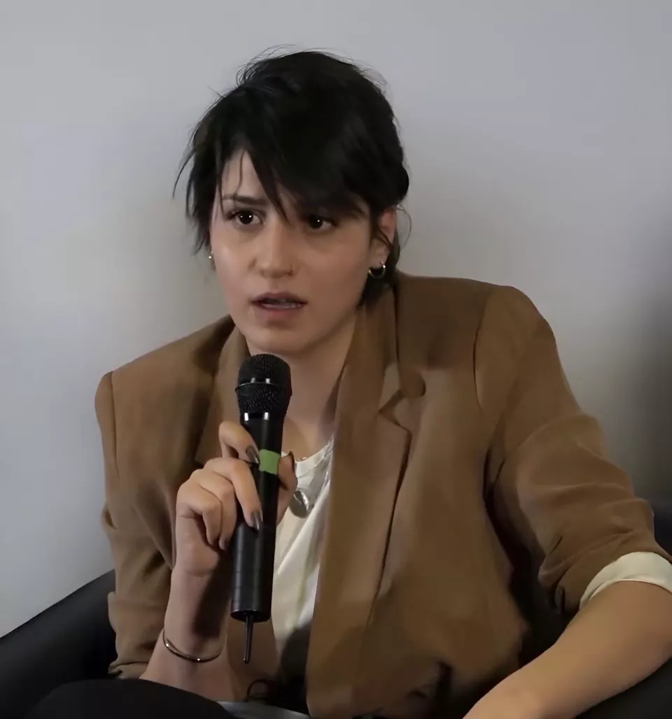 Sarah Mardini konuşurken