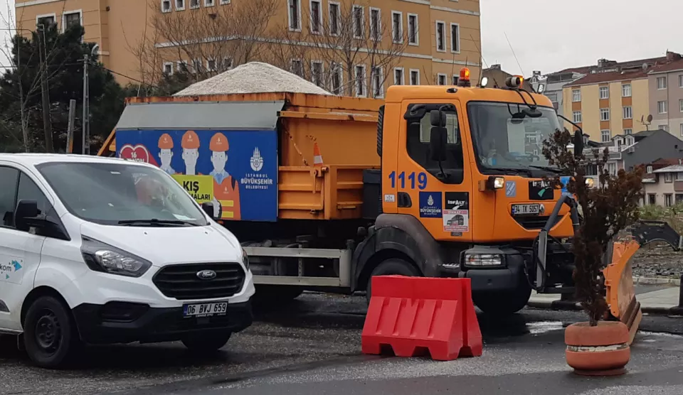 Karla kaplı bir İstanbul caddesinde çalışan kar temizleme aracı