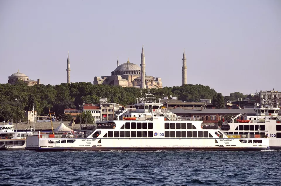 İstanbul Boğazı'nda ilerleyen bir yolcu vapuru