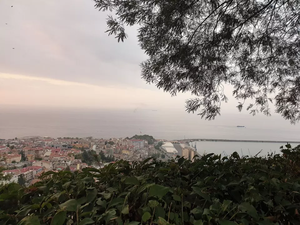 Boztepe'den Trabzon şehri ve limanın görünümü