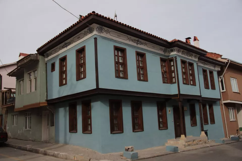 Uşak'ta tarihi evlerin bulunduğu bir sokak