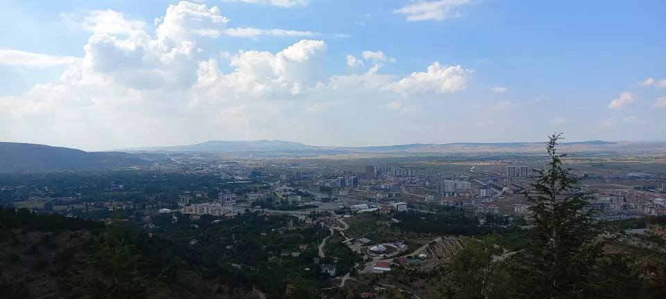 Afyonkarahisar'da apartmanların da görüldüğü şehir manzarası