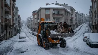 Karda Kapanan Yolda İş Makinesiyle Doğuma